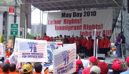 En 20,000 et 25,000 personnes ont participé aux activités entourant le 1er Mai cette année, dans la ville de New York; il s'agissait d'une première; c'était le résultat d'une coopération entre le mouvement syndical et une large coalition de groupes voués à la défense des immigrants; cliquez ici pour visionner une vidéo sur YouTube à ce sujet ...