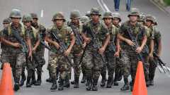 Dans la capitale hondurienne, les soldats continuent � patrouiller partout dans les rues ...
