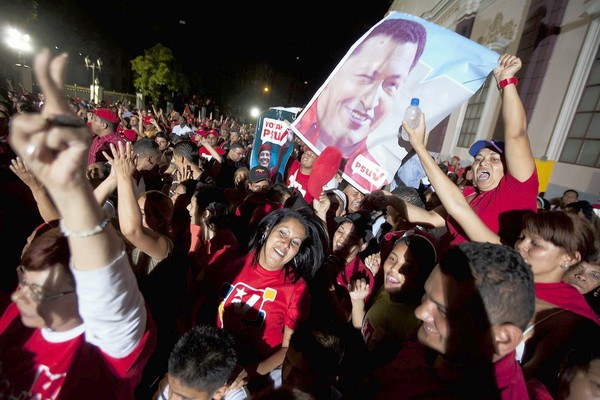 Scène de rue, le soir des élections, auprès de supporteurs pro-Chavez; cliquez ici pour agrandir ...