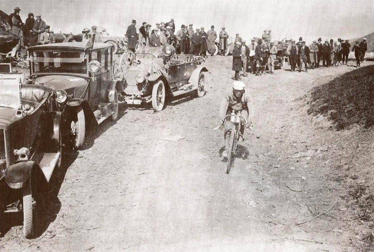 Eugene Christophe sera le premier, en 1919, � porter le maillot jaune mais ne r�ussira jamais � le garder jusqu'� la fin du Tour.   Photo: journal l'Humanit� ...