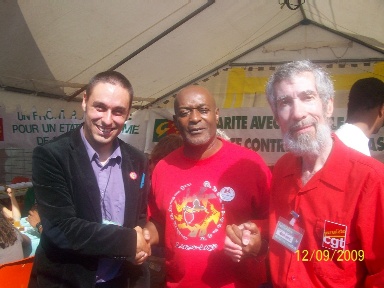 Lors de la F�te de l'Humanit�, � Paris, du 11 au 13 sept., le chef du PCQ Francis Gagnon Bergmann (� gauche) et le tr�sorier du PCQ, Andr� Cloutier (� droite) ont rencontr� de nombreuses autres d�l�gations de partis communistes, ailleurs dans le monde, dont le secr�taire g�n�ral du Parti communiste de la Guadeloupe (au centre) ...