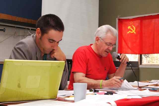 Photo prise lors du dernier congr�s du PCQ; de gauche � droite: Francis Gagnon Bergmann (nouveau chef du PCQ), et Guy Roy (pr�sident) ...