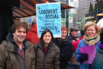 Qubec solidaire tait prsent lors de la manifestation du 27 novembre  Montral pour rappeler l'importance de lutter contre la pauvret; au centre : la candidate de Qubec solidaire dans Outremont, May Chu ...